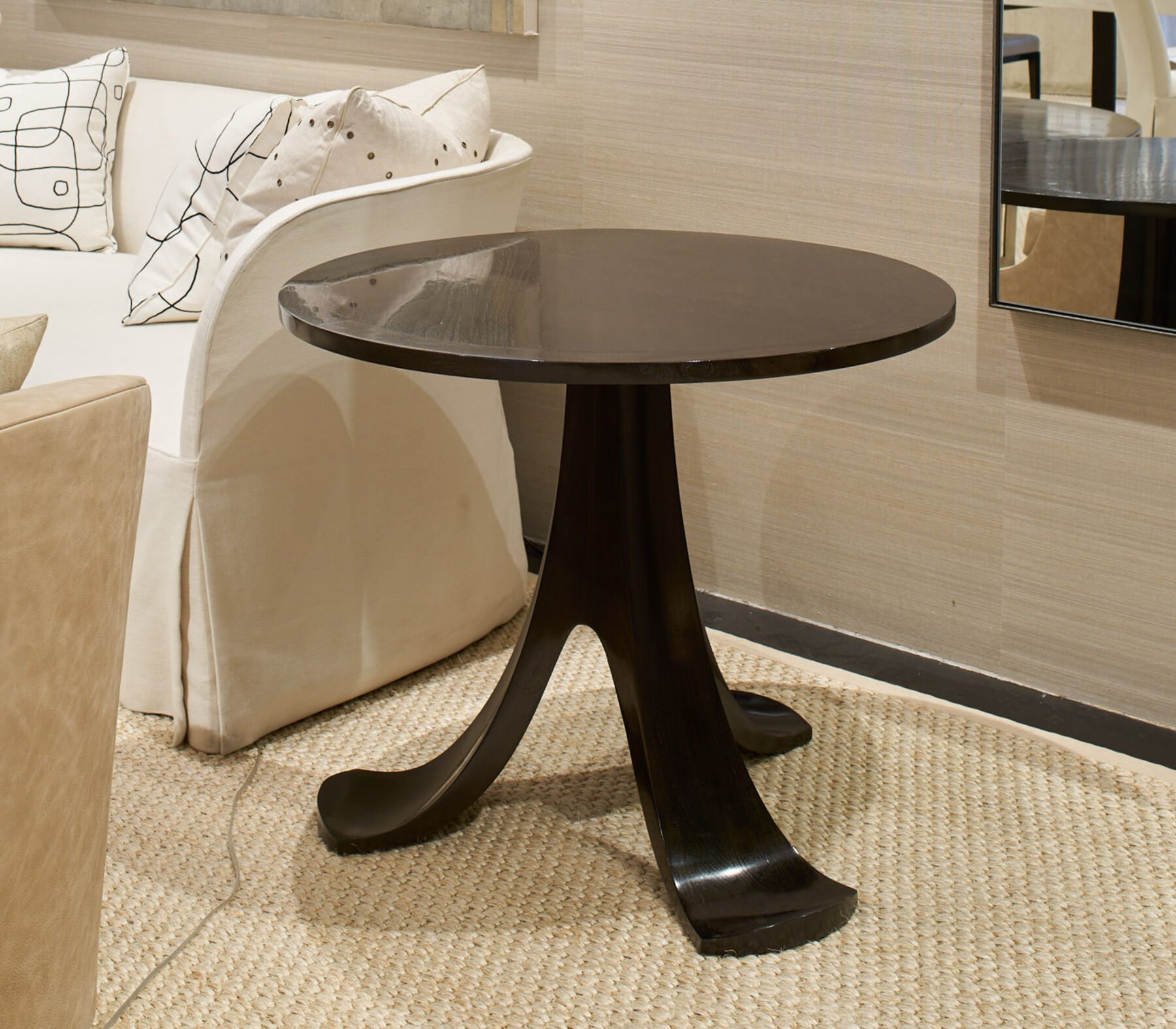 Radeski End Table | Gregorius Pineo